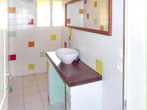A bathroom at 2 bedrooms house at Cap Skirring 50 m away from the beach with sea view enclosed garden and wifi