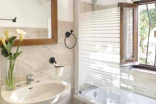 5 bedrooms villa with private pool furnished terrace and wifi at Benamahoma tesisinde bir banyo