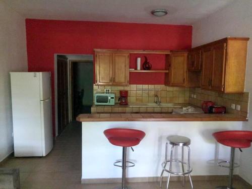 Galería fotográfica de One bedroom appartement with furnished garden and wifi at La Savane 2 km away from the beach en Happy Bay