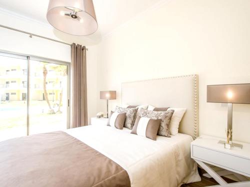 Postel nebo postele na pokoji v ubytování Spacious apartment in Albufeira with pool and terrace