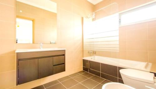 Koupelna v ubytování Spacious apartment in Albufeira with pool and terrace
