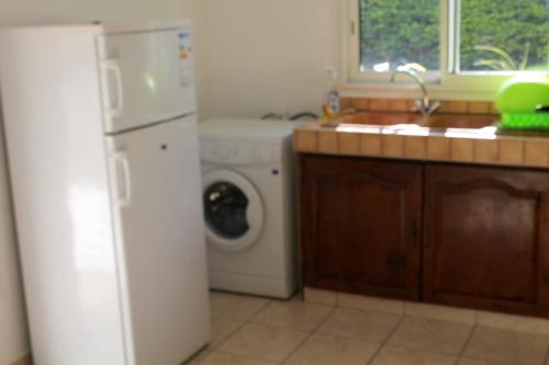 Dapur atau dapur kecil di Charmante Maison avec Jardin à Tampon