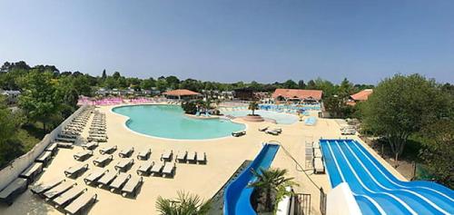 une vue aérienne d'un complexe avec piscine dans l'établissement Bungalow confort Gastes + Piscine, à Gastes