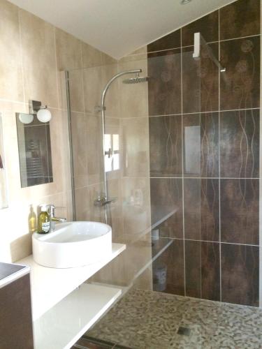 une salle de bain avec un lavabo et une douche dans l'établissement Appartement spacieux à Montauriol avec piscine partagée, à Montauriol