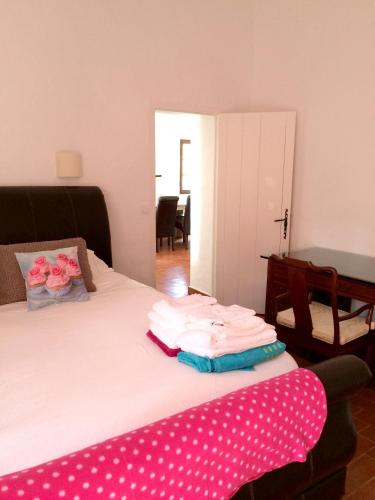 - une chambre dotée d'un lit avec des points polka dans l'établissement Appartement spacieux à Montauriol avec piscine partagée, à Montauriol