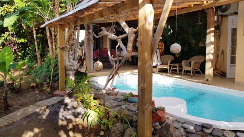 Kolam renang di atau dekat dengan Appartement d'une chambre avec piscine partagee jardin clos et wifi a Le lamentin a 9 km de la plage