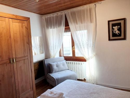 3 bedrooms house with enclosed garden and wifi at Perena de la Ribera tesisinde bir odada yatak veya yataklar