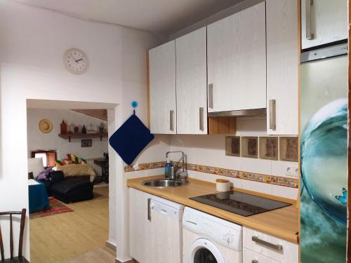 eine Küche mit weißen Schränken und einer Spüle in der Unterkunft Charming House in Pereña de la Ribera in Pereña