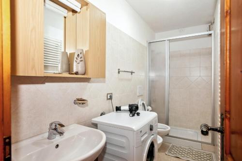 een badkamer met een wastafel, een toilet en een douche bij 4 bedrooms apartement at Livigno 50 m away from the slopes with balcony and wifi in Livigno