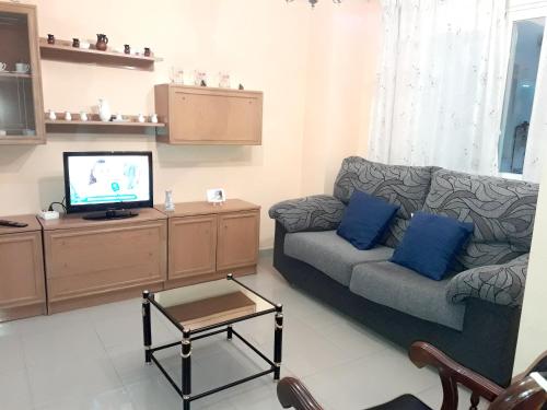 カソルラにある3 bedrooms house with furnished terrace at Cazorlaのリビングルーム(ソファ、テレビ付)