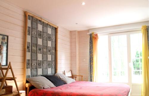 モンリュソンにあるMaison de 3 chambres avec jardin clos et wifi a Montluconのベッドルーム(ベッド1台、窓付)
