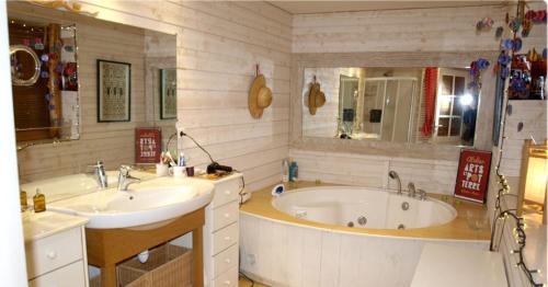 Phòng tắm tại Maison de 3 chambres avec jardin clos et wifi a Montlucon