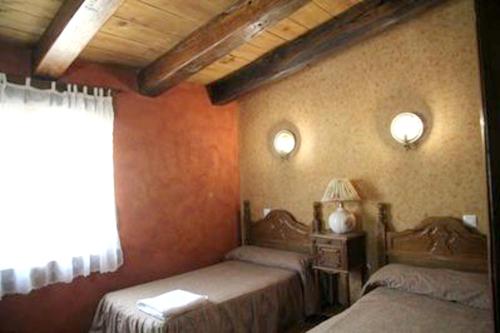 Ein Bett oder Betten in einem Zimmer der Unterkunft 3 bedrooms house with city view and enclosed garden at Ivanrey