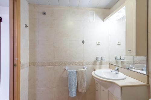 y baño con lavabo y ducha. en 2 bedrooms appartement at Lloret de Mar 500 m away from the beach with city view shared pool and furnished terrace, en Lloret de Mar