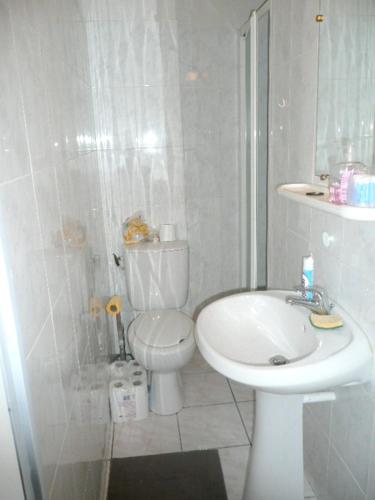 une salle de bain blanche avec des toilettes et un lavabo dans l'établissement Appartement cosy avec vue sur la mer à Sainte-Marie - 30 m², à Sainte-Marie-la-Mer