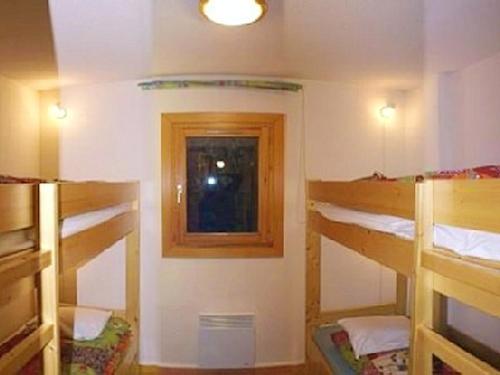 Krevet ili kreveti na kat u jedinici u objektu Appartement de 2 chambres a Chatel a 250 m des pistes avec terrasse amenagee et wifi