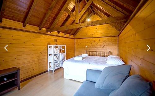 En eller flere senger på et rom på One bedroom chalet with shared pool furnished balcony and wifi at Branca Albergaria a Velha