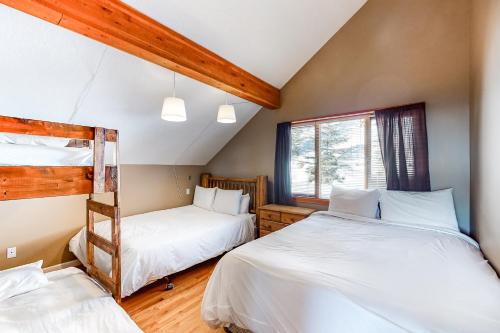 Un dormitorio con dos camas y una ventana. en Powder Paradise, en Big White
