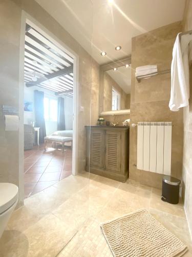 une salle de bain avec toilettes et lavabo dans l'établissement Villa élégante à Murs avec piscine privée, à Murs