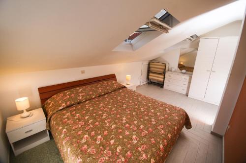 Ένα ή περισσότερα κρεβάτια σε δωμάτιο στο Sunrise Apartments 2
