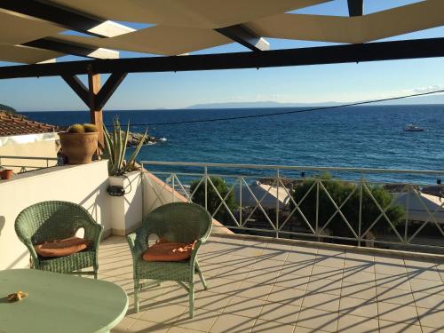 Afbeelding uit fotogalerij van Comfortable apartment with sea view - 85 m² in Akrogiali in Akrogiali