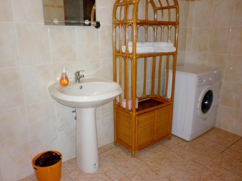 Ένα μπάνιο στο Appartement de 2 chambres avec jardin clos a Pointe Noire
