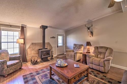 Χώρος καθιστικού στο White River Fishing Escape with Deck and Patio!