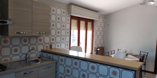 cocina con fregadero y encimera en 2 bedrooms appartement with sea view furnished terrace and wifi at Orsogna, en Orsogna