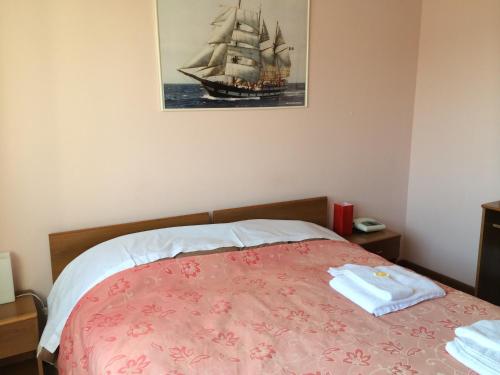 Ένα ή περισσότερα κρεβάτια σε δωμάτιο στο Hotel Riviera Sanremo