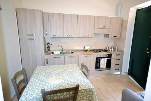 Kuchyň nebo kuchyňský kout v ubytování Cosy Apartment in Carovigno: 40 sqm + Near Beaches