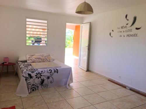 Postel nebo postele na pokoji v ubytování Maison charmante à Sainte-Anne avec piscine privée