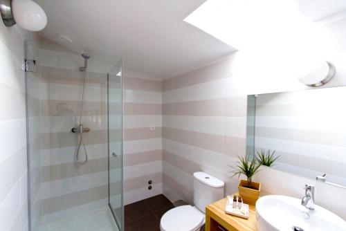 a bathroom with a shower and a toilet and a sink at Spacious House in Porto + Garden in Porto
