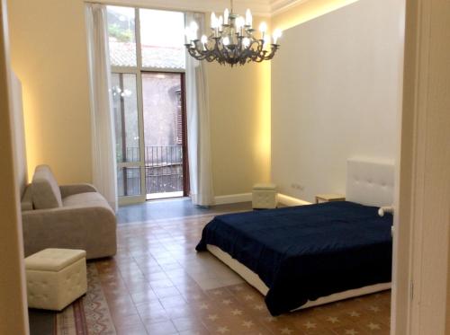 Postel nebo postele na pokoji v ubytování 4 bedrooms apartement with city view furnished terrace and wifi at Catania 3 km away from the beach