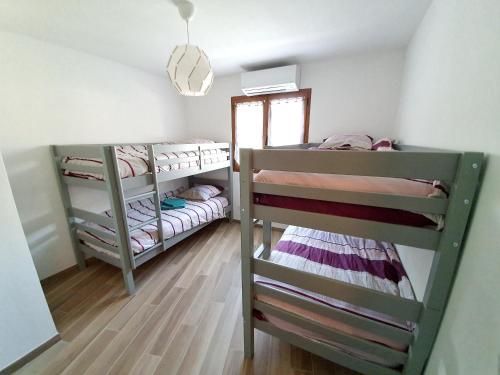 Двуетажно легло или двуетажни легла в стая в Maison de 3 chambres avec terrasse amenagee et wifi a Esparron de Verdon