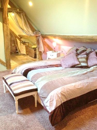 une chambre avec deux lits dans une tente dans l'établissement Maison spacieuse avec jacuzzi à Saint-Georges-sur-Baulche, à Saint-Georges-sur-Baulche