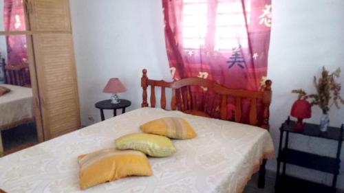 Posteľ alebo postele v izbe v ubytovaní Maison de 2 chambres a Deshaies a 500 m de la plage avec vue sur la mer terrasse et wifi