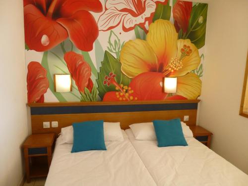 Katil atau katil-katil dalam bilik di Palm Garden with sea views to the beach, pools