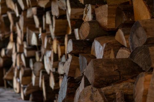 a stack of wood on the side of a wall at Kukucs Etyek Dézsafürdő Vendégház in Etyek