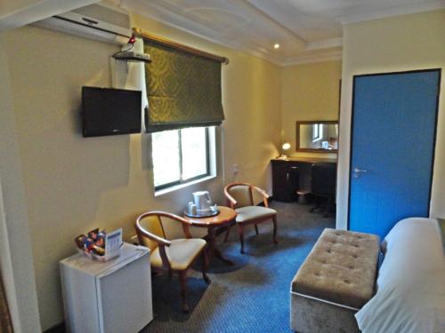 Televisyen dan/atau pusat hiburan di Constantia Manor Guest House