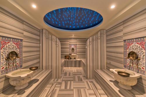 イスタンブールにあるイスタンブール ドラ ホテルの青い天井のバスルーム(シンク2台付)