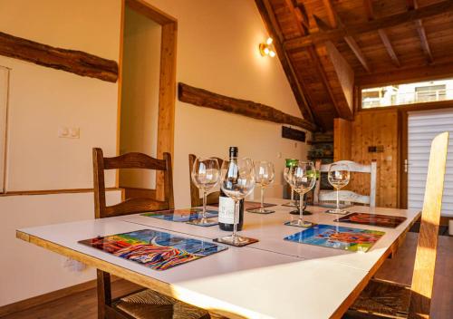 einen Tisch mit Weingläsern darüber in der Unterkunft Chez Amber in Prunières