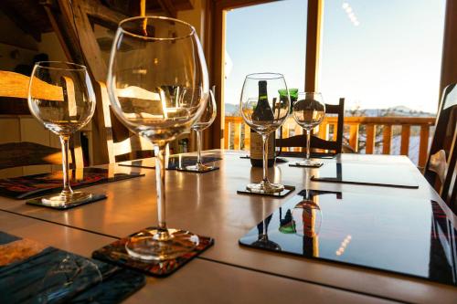 une table avec des verres à vin dessus dans l'établissement Chez Amber, à Prunières