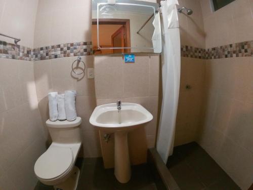 Hostal Dulce Amanecer في بانوس: حمام صغير مع مرحاض ومغسلة