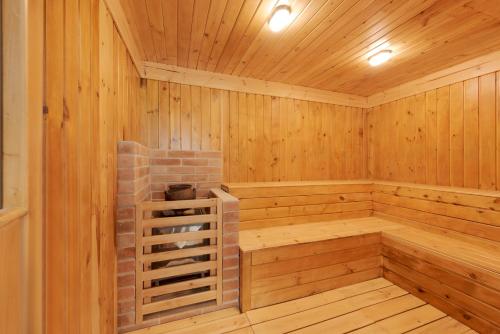 a sauna with wooden walls and wooden floors at Wyndham Quito Airport in Tababela