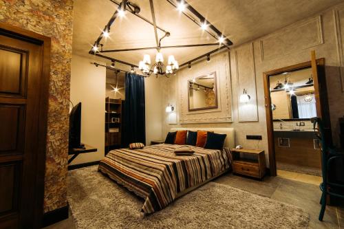 ein Schlafzimmer mit einem großen Bett und einem Kronleuchter in der Unterkunft Отель Рай in Ray