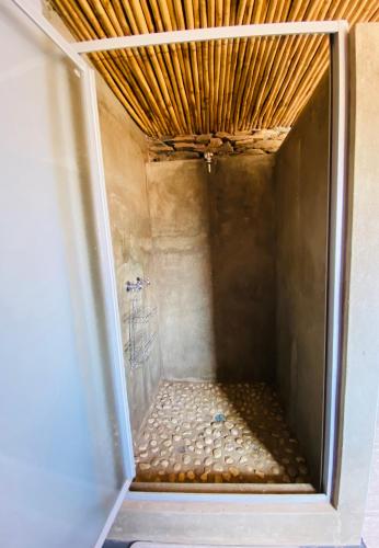 a bathroom with a showerificialificialificialificialificialificialificialificialificialificialificial at Die Kliphuisie in Hoopvol