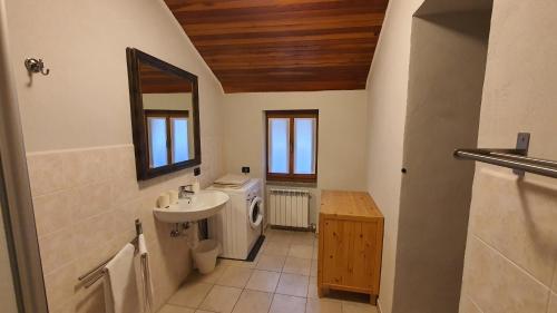 La salle de bains est pourvue d'un lavabo et de toilettes. dans l'établissement Appartamento Lidia, à Gravedona