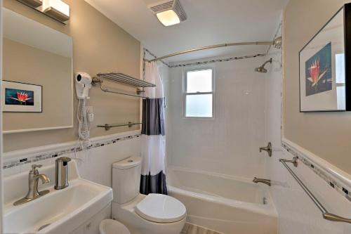 een badkamer met een toilet, een wastafel en een douche bij Bright and Airy Apartment with Balcony about 20 Mi to NYC! in Yonkers