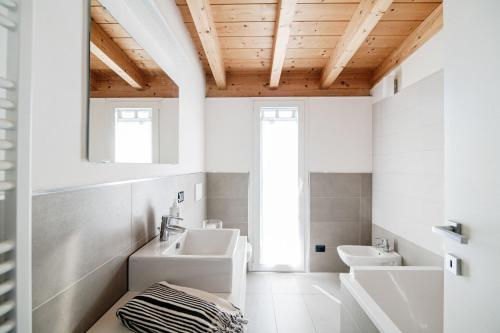 Bilik mandi di White Attic - by MyHomeInComo