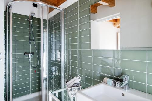 Bilik mandi di White Attic - by MyHomeInComo